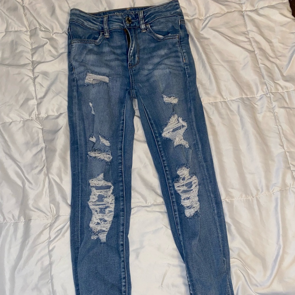 AMERICAN EAGLE LIGHT WASH RIPPED JEANS